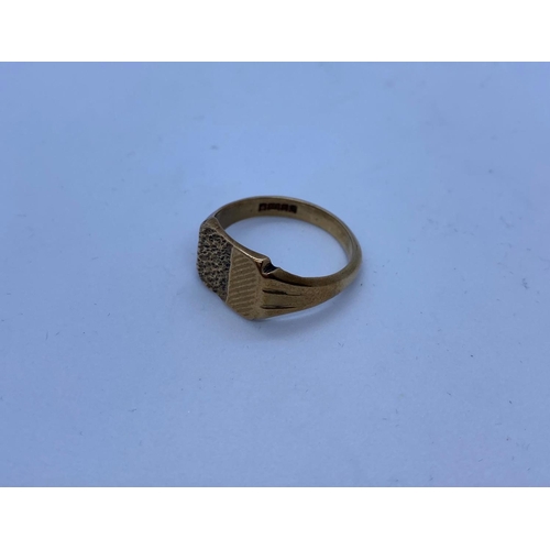 478 - Signet Ring in 9ct Gold, 5.1g, Size T/U. Unusual mount face having barked gold and grooved gold to t... 