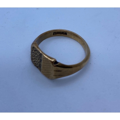 478 - Signet Ring in 9ct Gold, 5.1g, Size T/U. Unusual mount face having barked gold and grooved gold to t... 