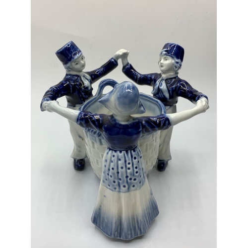 275 - Dutch ‘dancing children’ pot in blue and white , 14cms high.