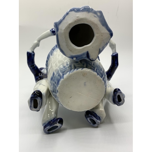 275 - Dutch ‘dancing children’ pot in blue and white , 14cms high.