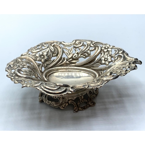 330 - Silver bonbon dish. Nicely decorated, weighs 40g