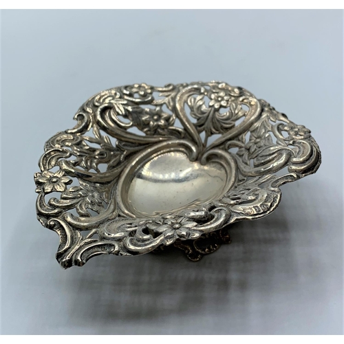 330 - Silver bonbon dish. Nicely decorated, weighs 40g