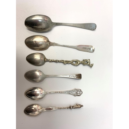 307 - 6x silver vintage and antique tea spoons to include a Georgian spoon made in Edinburgh, weight 87g (... 