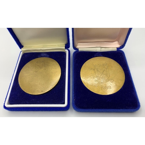 524 - 2x 1980's Golf Awards, 6cm diameter in velvet presentation boxes (2)