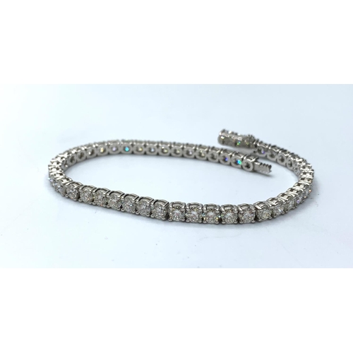 484 - 14ct White gold Tennis Bracelet with 8.6ct diamonds inset, weight 12.2g and 18cm long