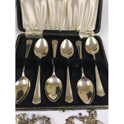 539 - Mixed vintage lot to include: a silver spoon set in presentation box, a Victorian belt buckle and a ... 