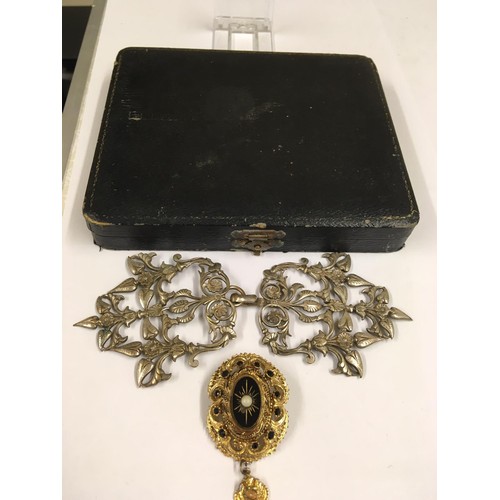 539 - Mixed vintage lot to include: a silver spoon set in presentation box, a Victorian belt buckle and a ... 