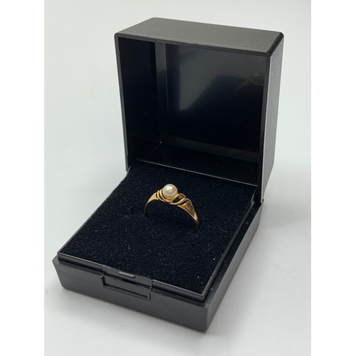 507 - 9ct Gold Ring with centre pearl, size K