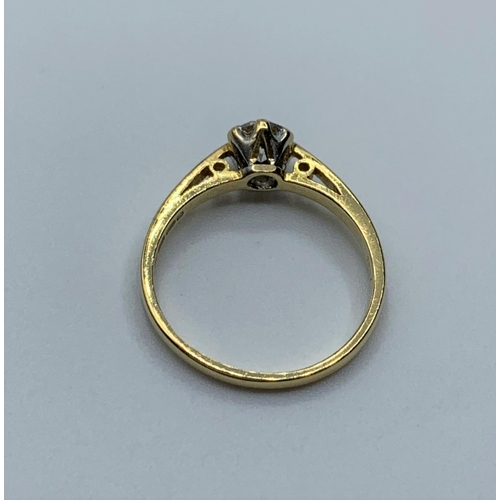 537 - 18ct gold ring with 0.30ct diamond centre stone, weight 1.8g and size I