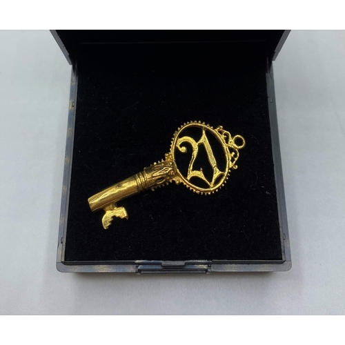 559 - 9ct Gold '21' key to the door Pendant/charm, weight 1.95g