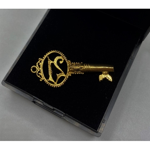 559 - 9ct Gold '21' key to the door Pendant/charm, weight 1.95g