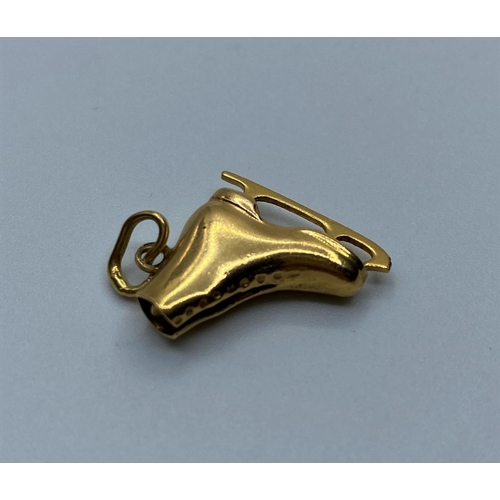 560 - 9ct gold Ice skate charm/pendant, weight 2.2g