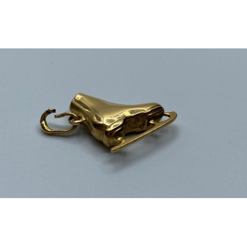 560 - 9ct gold Ice skate charm/pendant, weight 2.2g