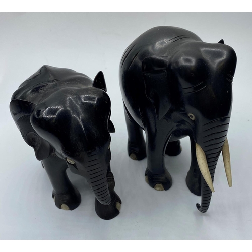 578 - 2x hand carved wooden elephants, 12cm tall and weight 800g (2)