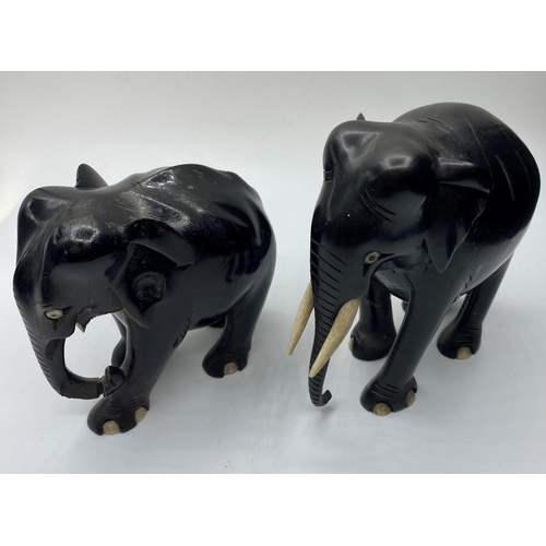 578 - 2x hand carved wooden elephants, 12cm tall and weight 800g (2)