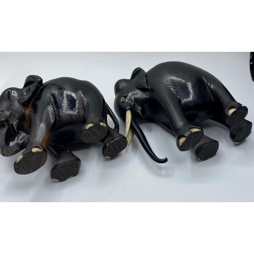 578 - 2x hand carved wooden elephants, 12cm tall and weight 800g (2)