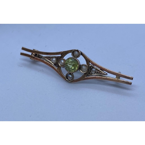 627 - 9ct Gold bar brooch having peridot centre stone with a seed pearl quartet surround.