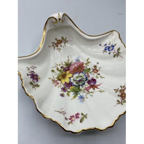 653 - Hammersley fine bone china shell dish, 16cm long in good condition