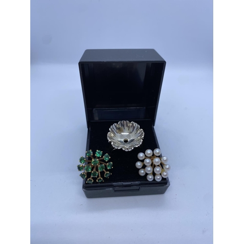 260 - Unusual Interchangeable 18ct White Gold Ring with a Choice of Either a Pearl or Emerald Crown, 11.9g... 