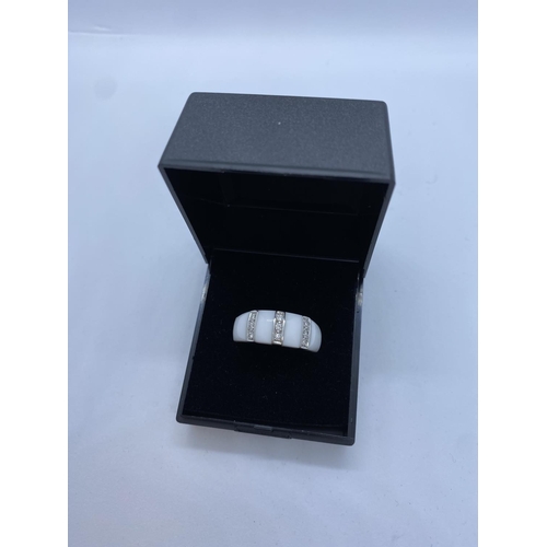 274 - 18ct White Gold modern design Ring. 6.1g, Size O.