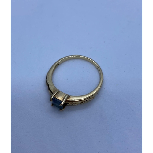 465 - 9ct Gold Ring with Dainty Square Sapphire to Top. Size N 1/2, 1.9 grams