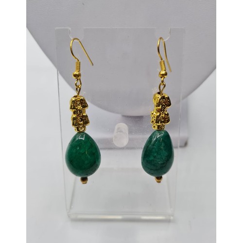 101 - An emerald and 18k gold filled foo dogs necklace and matching earrings set. Necklace length 77cm. To... 