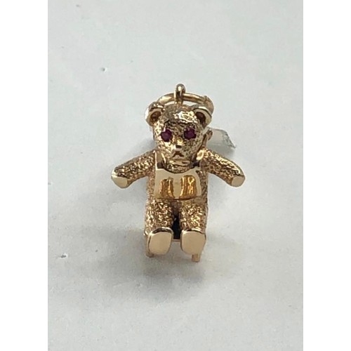 414 - 9k yellow gold teddy bear with ruby eyes charm, weight 7g (ecn483)