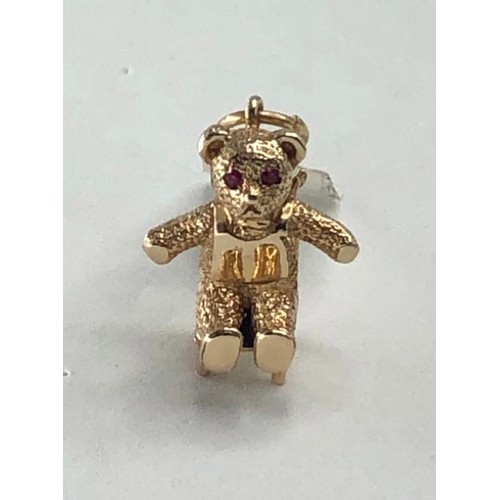 414 - 9k yellow gold teddy bear with ruby eyes charm, weight 7g (ecn483)