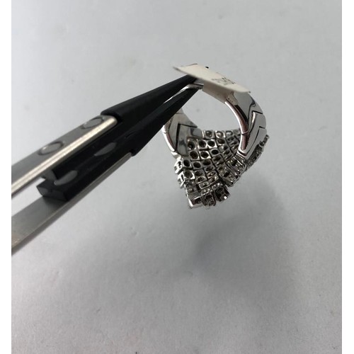 428 - 18k white gold ring with moving diamonds (52 stones of 2.8ct) weight 15g and size N (ecnh06)