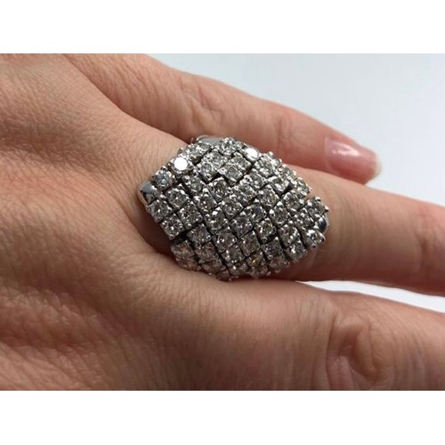 428 - 18k white gold ring with moving diamonds (52 stones of 2.8ct) weight 15g and size N (ecnh06)