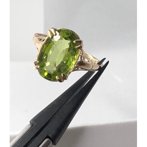 432 - 9k yellow gold ring with 4.70ct Tsavorite stone, weight 2.28g and size O (ecn259)