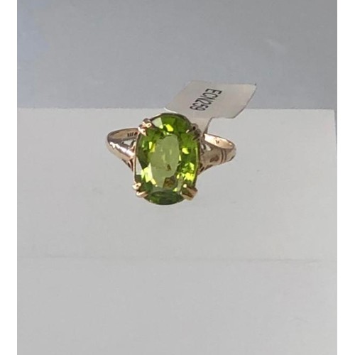 432 - 9k yellow gold ring with 4.70ct Tsavorite stone, weight 2.28g and size O (ecn259)