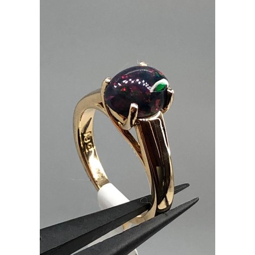 437 - 18k yellow gold ring with 1.40ct black opal in cabochon shape, weight 5.6g and size K (ECN725)