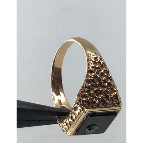 456 - 9k yellow gold ring with Onyx, weight 3.88g and size R (S6)