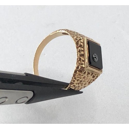 456 - 9k yellow gold ring with Onyx, weight 3.88g and size R (S6)