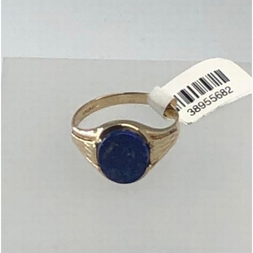 501 - 9k yellow gold ring with lapis lazuli stone (11x9mm oval) weight 2.6g and size T (ecn600)