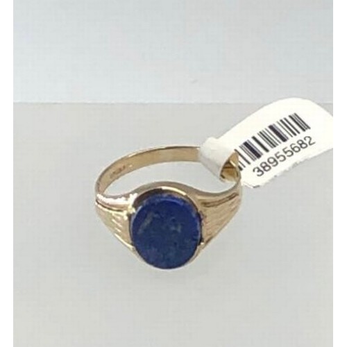 501 - 9k yellow gold ring with lapis lazuli stone (11x9mm oval) weight 2.6g and size T (ecn600)