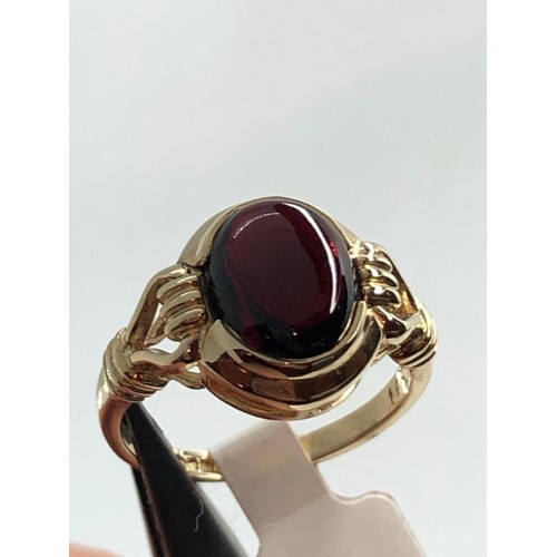 506 - 9k yellow gold ring with garnet cabochon (9x7.5mm) weight 3.2g and size L (ecn590)