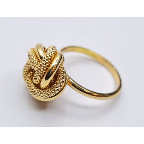 496 - 18CT YELLOW GOLD FLOWER RING, WEIGHT 2.4G. SIZE L