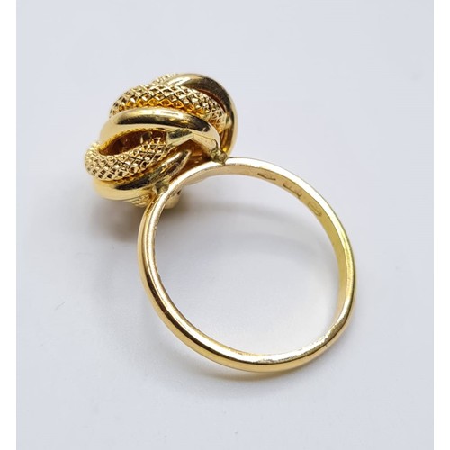 496 - 18CT YELLOW GOLD FLOWER RING, WEIGHT 2.4G. SIZE L