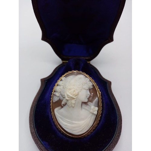 542 - Victorian Cameo Brooch/Pendant in 9ct Gold in Original Box.