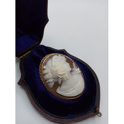 542 - Victorian Cameo Brooch/Pendant in 9ct Gold in Original Box.