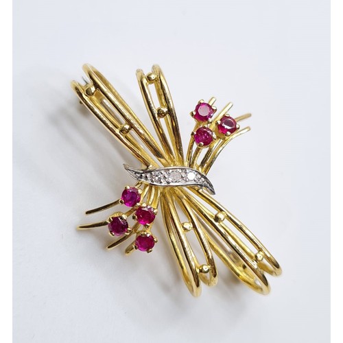 253 - 18CT YELLOW GOLD DIAMOND & RUBY BROOCH, WEIGHT 7.3G