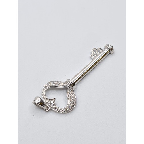 354 - 18CT WHITE GOLD DIAMOND SET KEY PENDANT, WEIGHT 2.3G