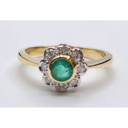 171 - 9CT YELLOW GOLD DIAMOND & EMERALD CLUSTER RING, WEIGHT 2.5G