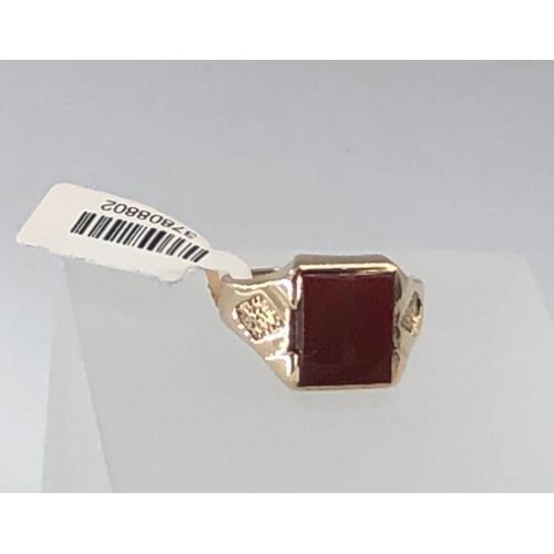 495 - 9k yellow gold ring with cornelian square stone (10x12mm) weight 5.4g and size R (ecn595)