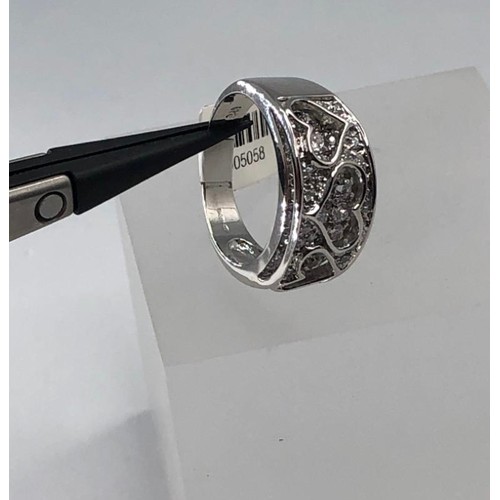 518 - 9k white gold ring with CZ stone weight 7.82g