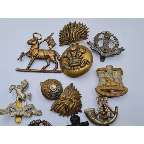 115 - 10 x WW1 & WW2 British Army Cap Badges