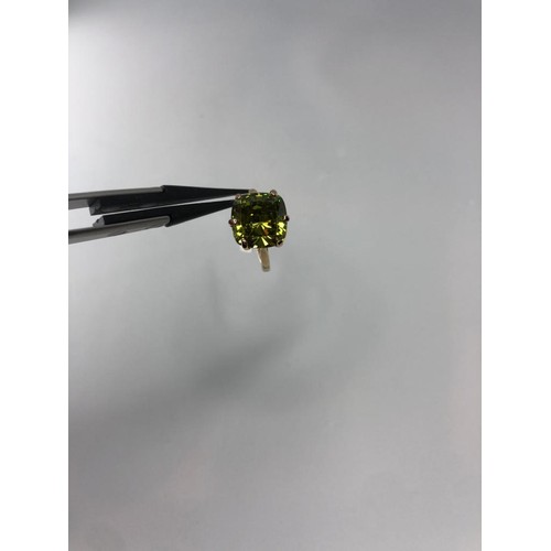 306 - 9K yellow gold ring with 14ct CZ stone, weight 5.2g and size M1/2 (ecn173)