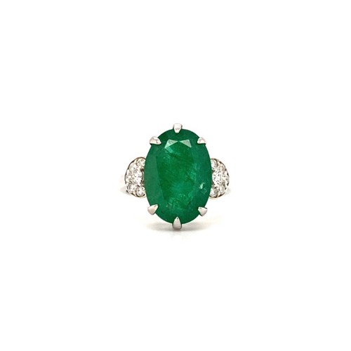 311 - 18k white gold ring with 7.07ct oval Zambian green emerald and 0.20ct diamonds (G/I, SI), weight 6.8... 